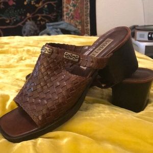 Vintage chunk heel sandal!